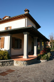 12-infissi-legno-villa-soci-03