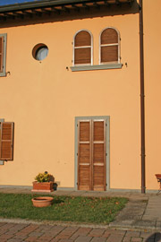 17-finestre-legno-casa-toscana-02