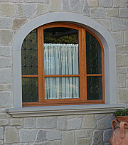 Finestra ad arco in legno